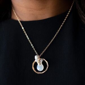 gold tone necklace with sea shell and pearl charming inside rings